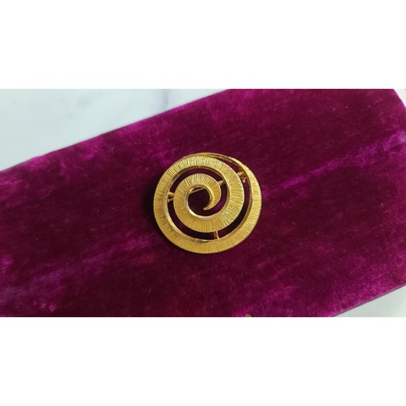 Vintage Gold Tone Spiral Brooch - Picture 5 of 10